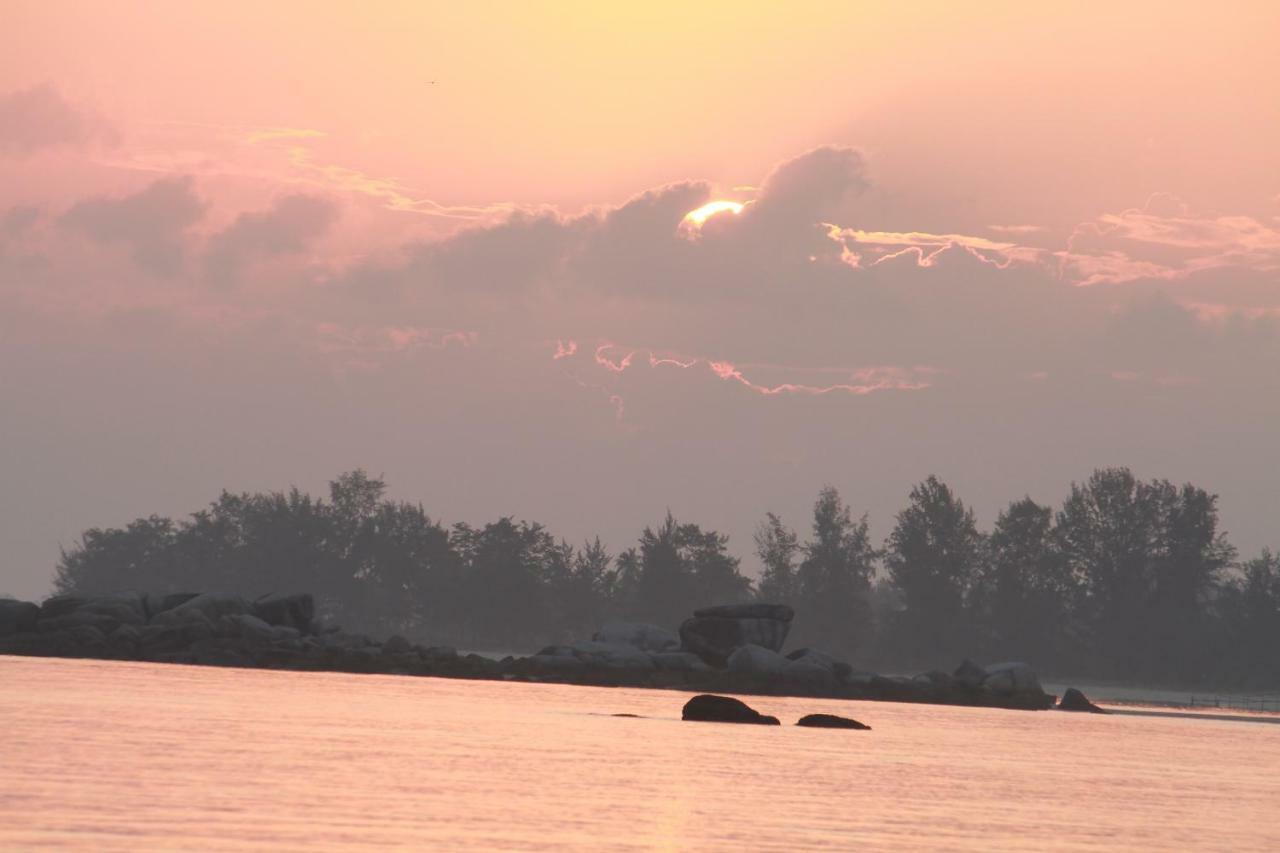 Belitung Holiday Resort Sijuk Exterior photo